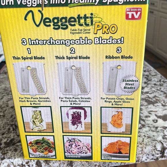 Veggetti Pro table top spiral vegetable cutter. - Picture 2 of 6